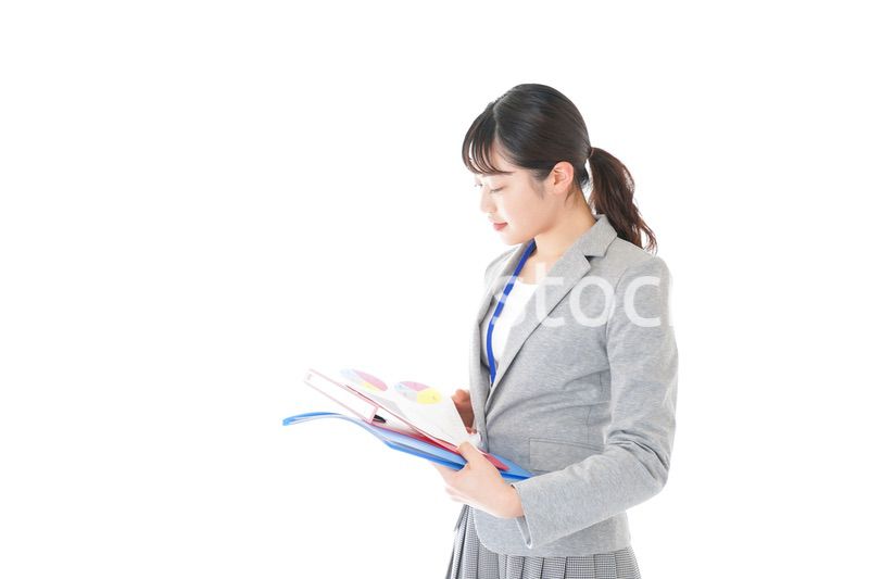 オフィスで書類を確認する若いビジネスウーマン