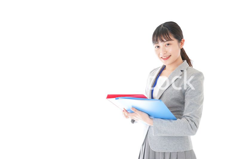 オフィスでファイルを持つ若いビジネスウーマン