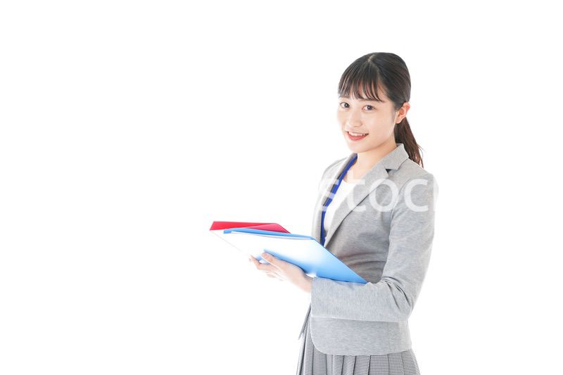 オフィスでファイルを持つ若いビジネスウーマン