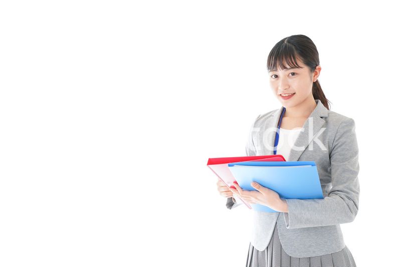 オフィスで書類を確認する若いビジネスウーマン