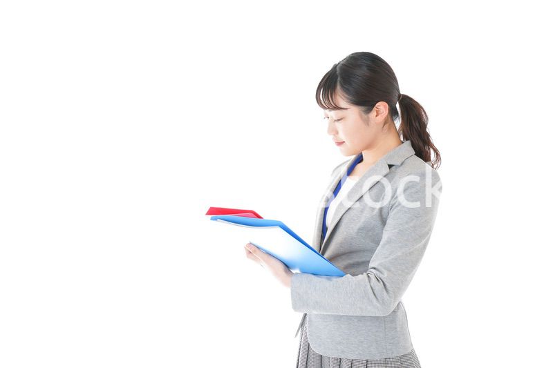 オフィスで書類を確認する若いビジネスウーマン