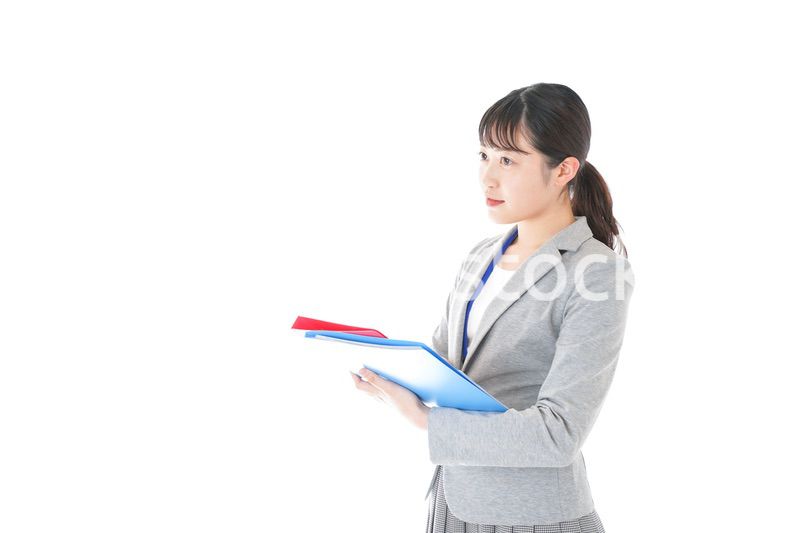 オフィスで書類を確認する若いビジネスウーマン