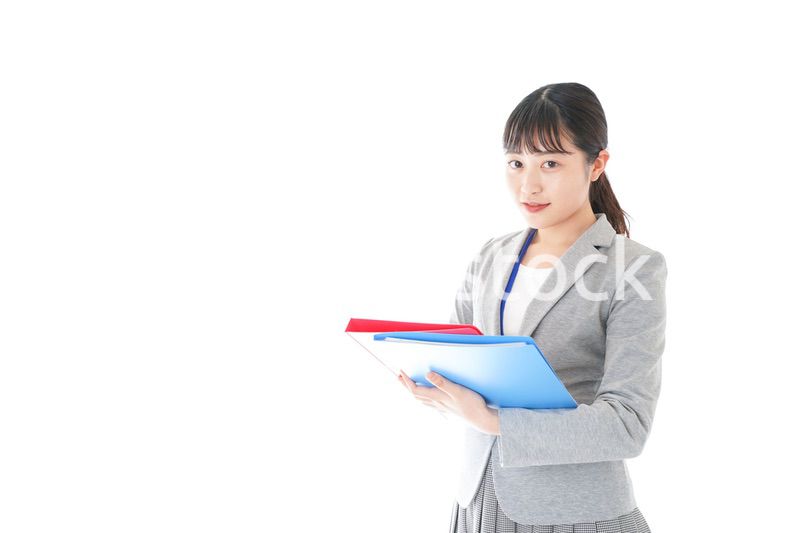 オフィスでファイルを持つ若いビジネスウーマン