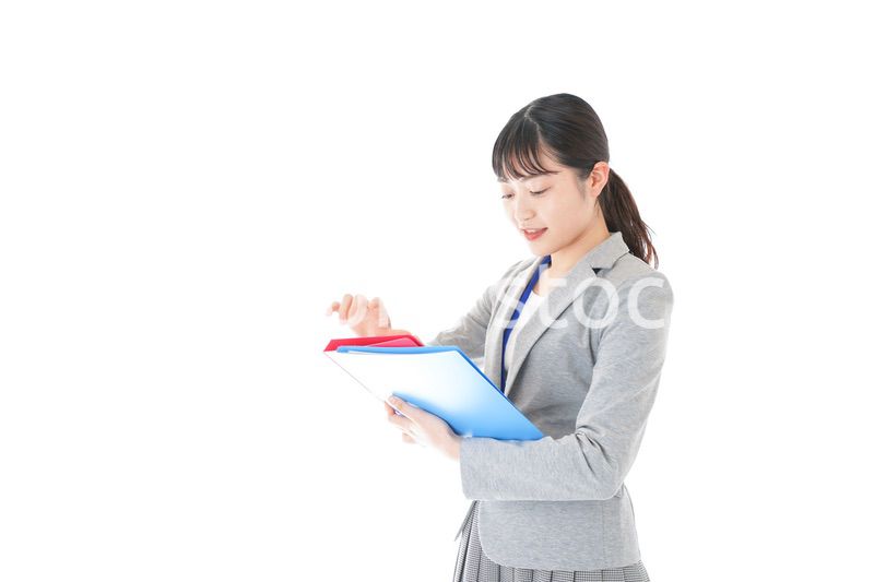 オフィスで書類を確認する若いビジネスウーマン