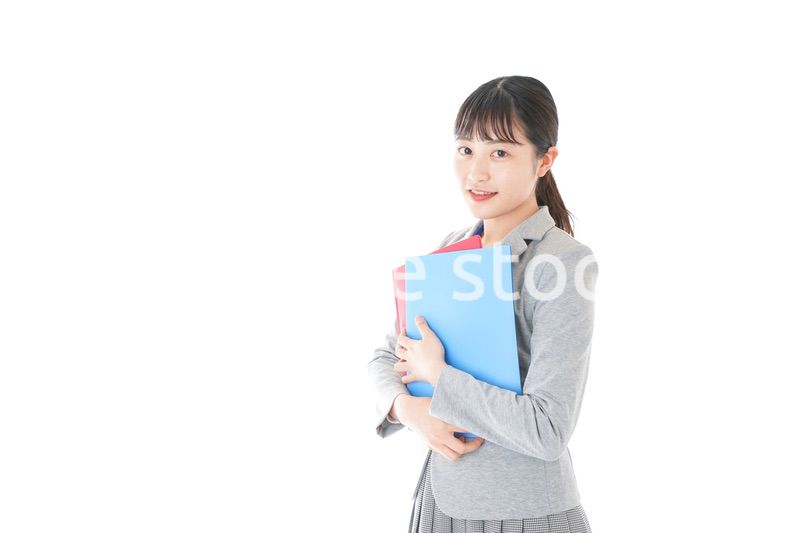 オフィスでファイルを持つ若いビジネスウーマン