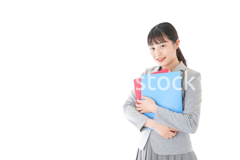 オフィスでファイルを持つ若いビジネスウーマン