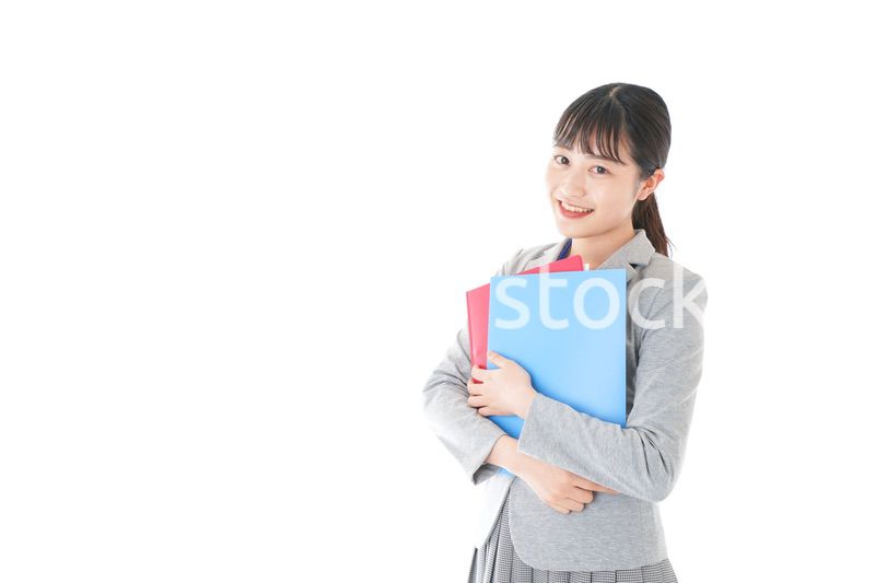 オフィスでファイルを持つ若いビジネスウーマン