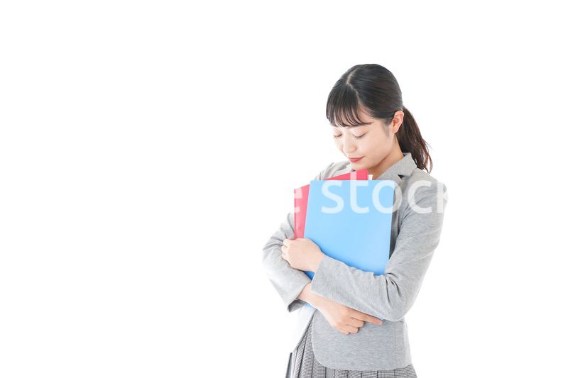 オフィスでファイルを持つ若いビジネスウーマン