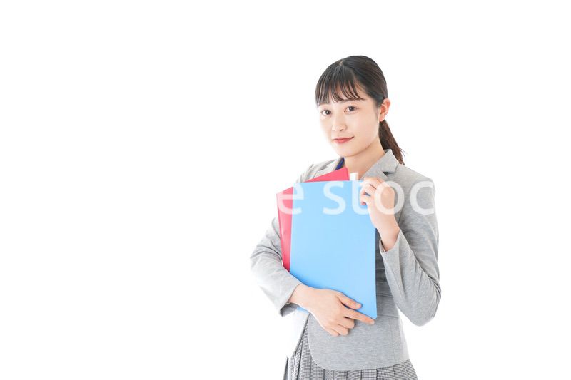 オフィスでファイルを持つ若いビジネスウーマン