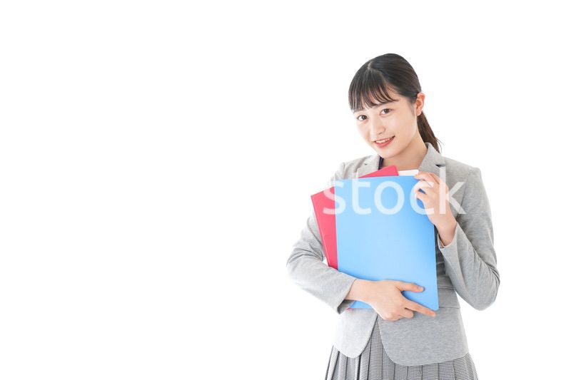 オフィスでファイルを持つ若いビジネスウーマン