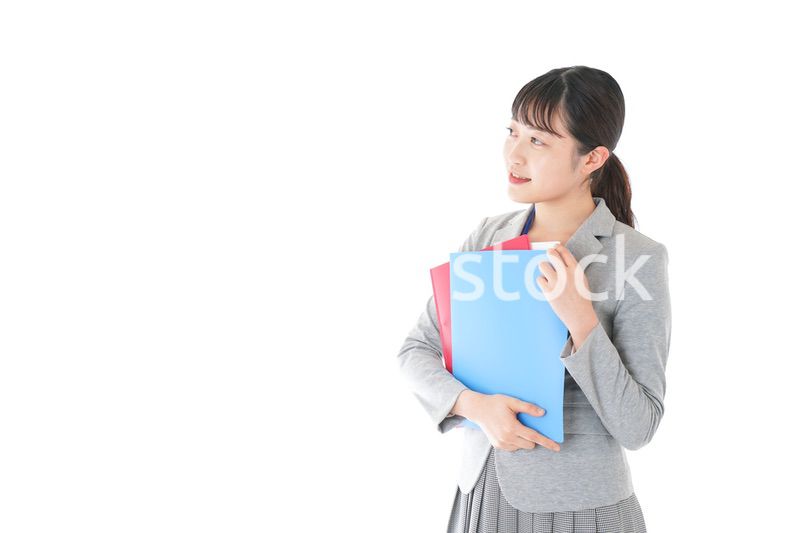 オフィスでファイルを持つ若いビジネスウーマン