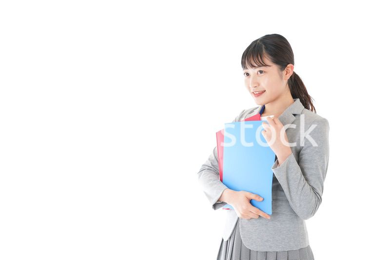 オフィスでファイルを持つ若いビジネスウーマン