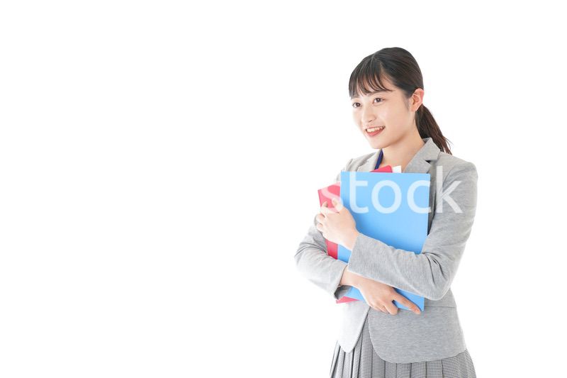 オフィスでファイルを持つ若いビジネスウーマン