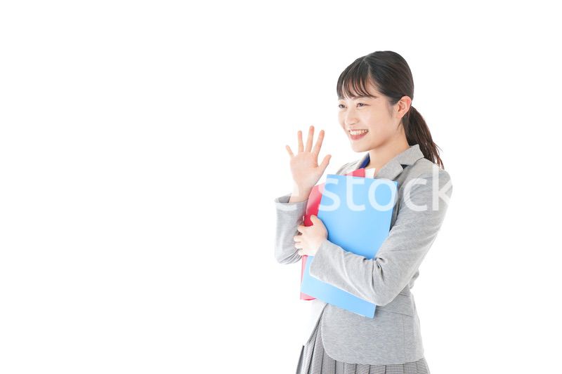 オフィスでファイルを持つ若いビジネスウーマン