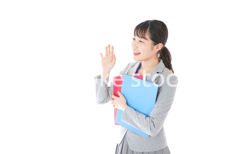 オフィスでファイルを持つ若いビジネスウーマン