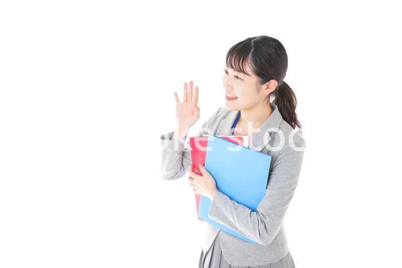 オフィスでファイルを持つ若いビジネスウーマン