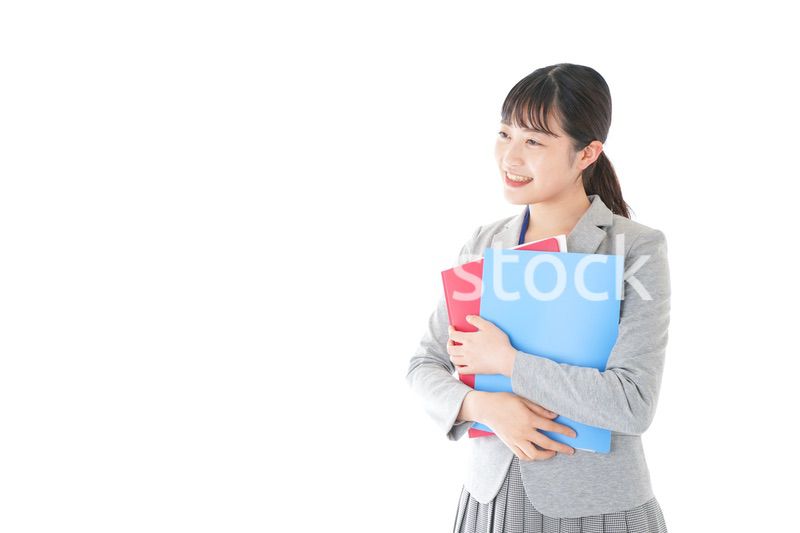 オフィスでファイルを持つ若いビジネスウーマン