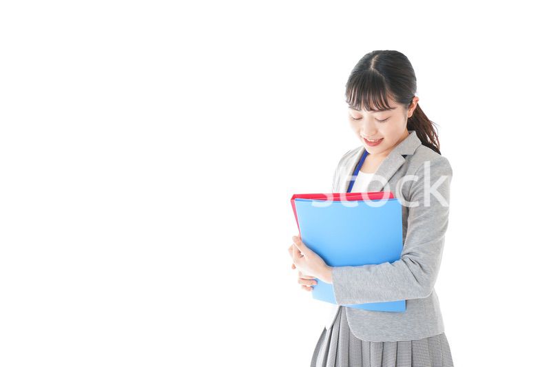 オフィスで書類を確認する若いビジネスウーマン