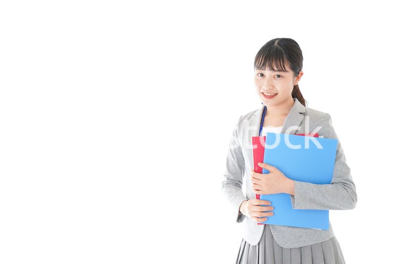 オフィスでファイルを持つ若いビジネスウーマン