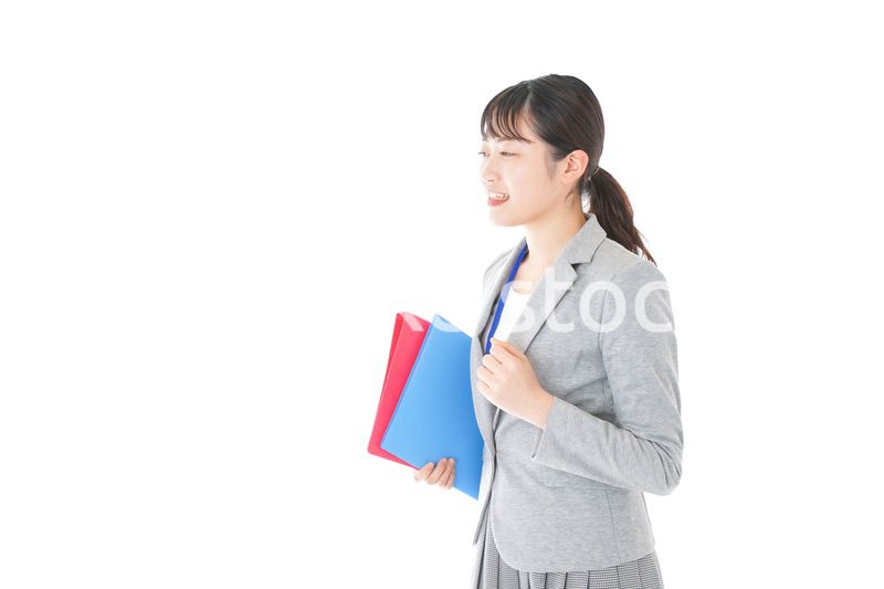 オフィスでファイルを持つ若いビジネスウーマン