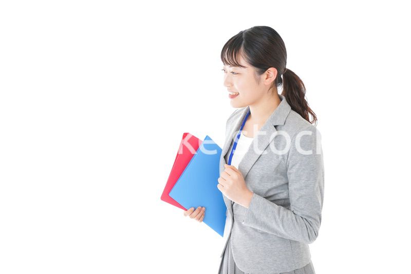 オフィスでファイルを持つ若いビジネスウーマン