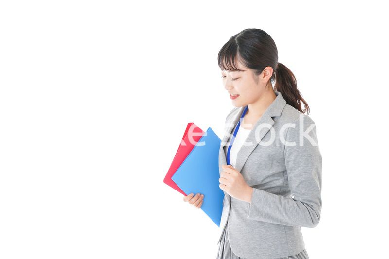 オフィスでファイルを持つ若いビジネスウーマン