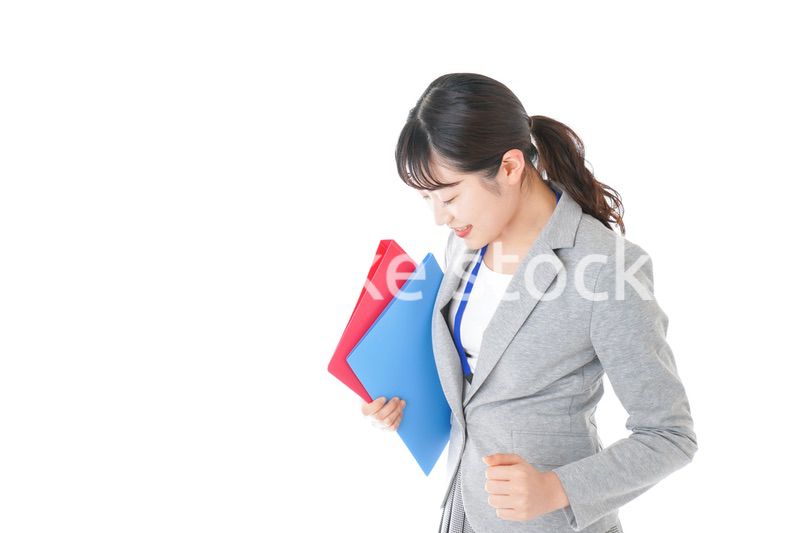 オフィスでファイルを持つ若いビジネスウーマン