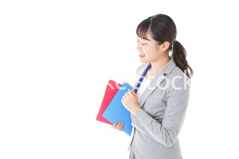 オフィスでファイルを持つ若いビジネスウーマン