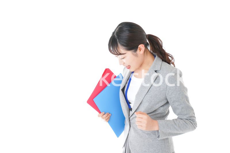 オフィスでファイルを持つ若いビジネスウーマン