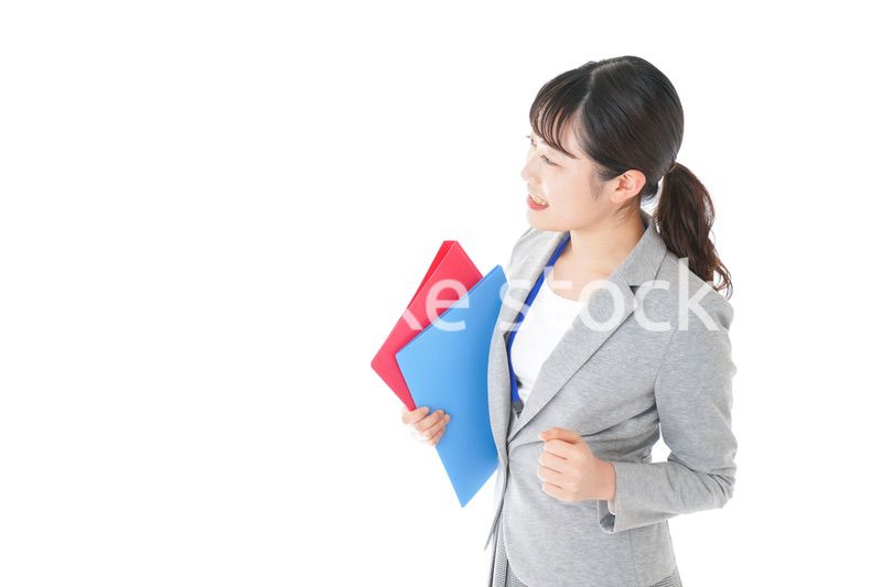 オフィスでファイルを持つ若いビジネスウーマン