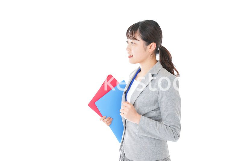 オフィスでファイルを持つ若いビジネスウーマン