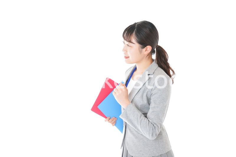 オフィスでファイルを持つ若いビジネスウーマン