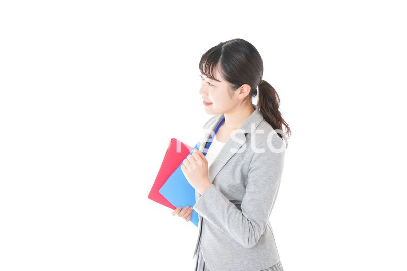 オフィスでファイルを持つ若いビジネスウーマン