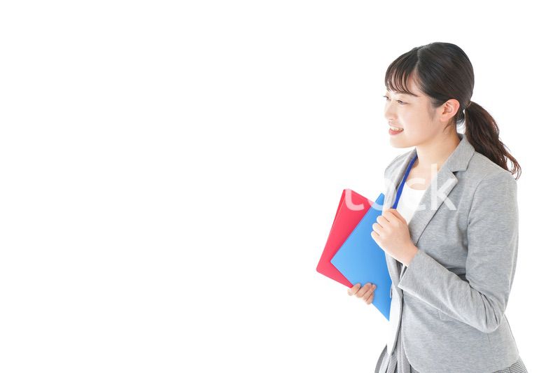 オフィスでファイルを持つ若いビジネスウーマン