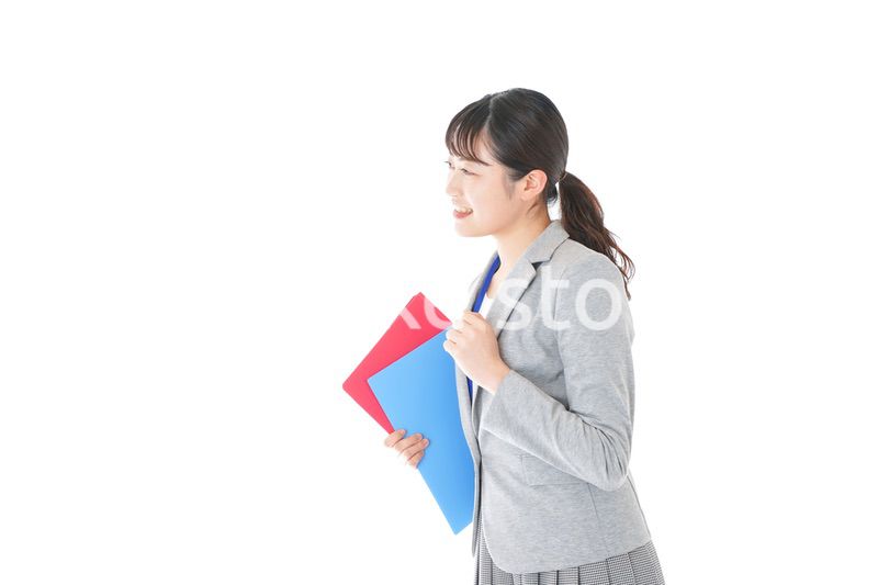 オフィスでファイルを持つ若いビジネスウーマン