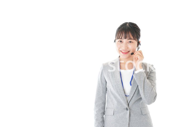 笑顔で対応をするコールセンターの女性