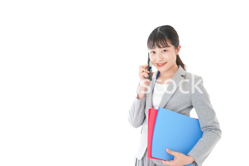 通話をするスーツを着たビジネスウーマン