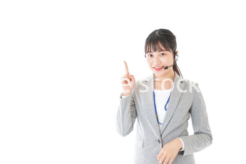 指をさすコールセンターの女性