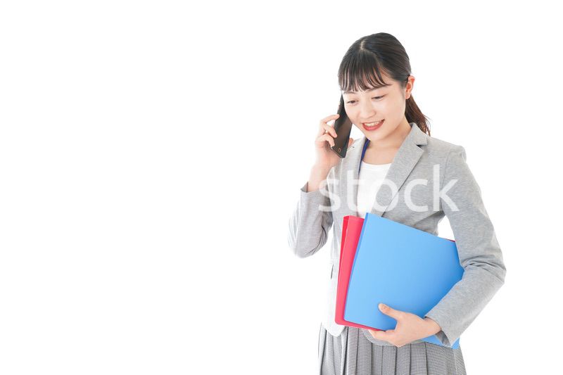 通話をするスーツを着たビジネスウーマン