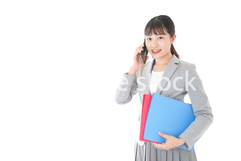 通話をするスーツを着たビジネスウーマン