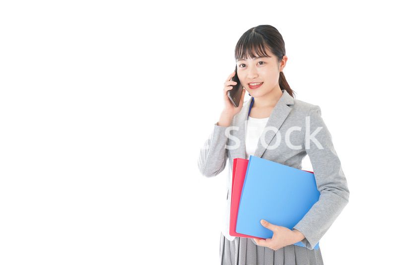 通話をするスーツを着たビジネスウーマン