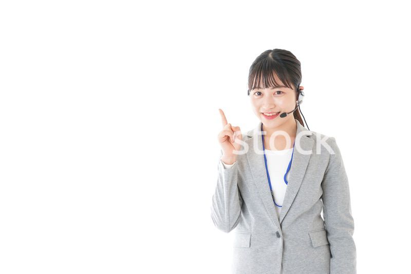 指をさすコールセンターの女性