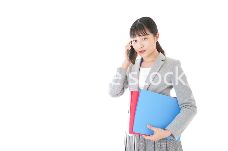通話をするスーツを着たビジネスウーマン