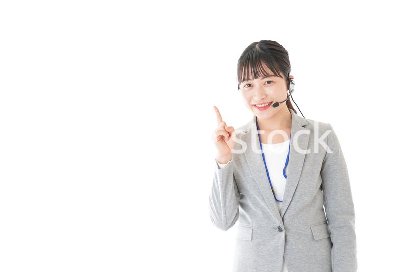 指をさすコールセンターの女性
