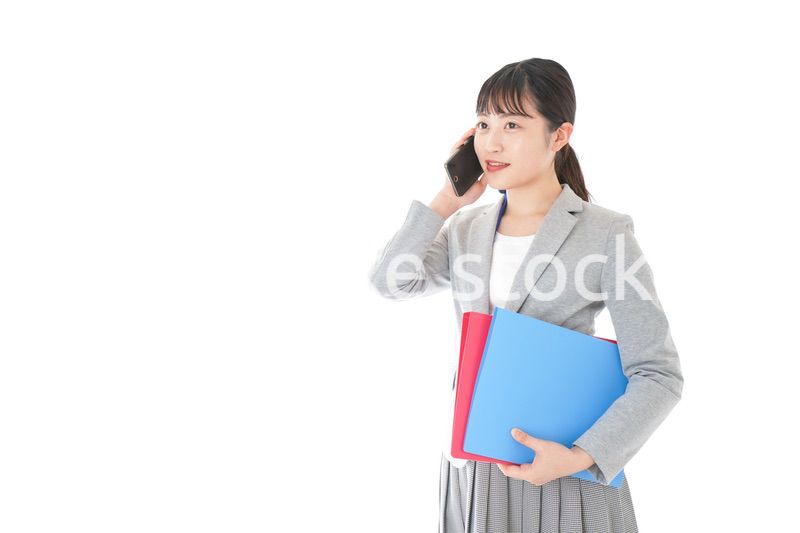 通話をするスーツを着たビジネスウーマン