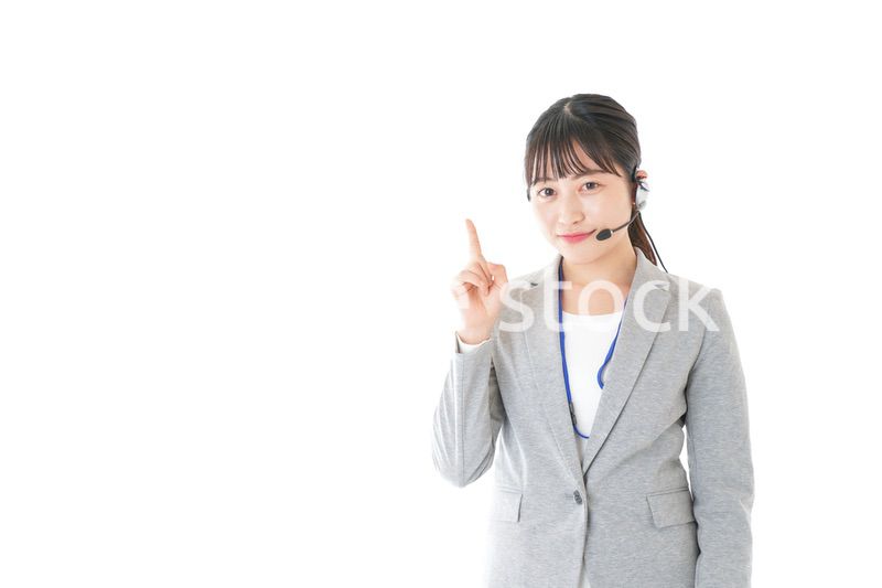 指をさすコールセンターの女性