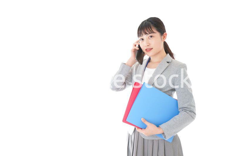 通話をするスーツを着たビジネスウーマン