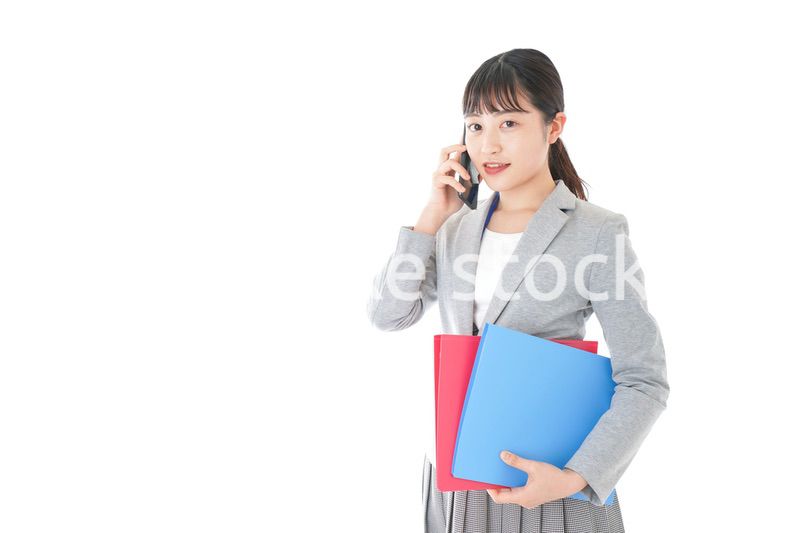 通話をするスーツを着たビジネスウーマン