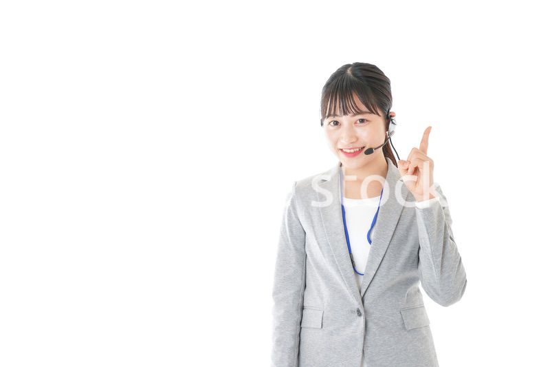 指をさすコールセンターの女性