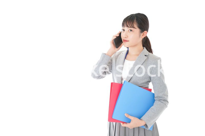 通話をするスーツを着たビジネスウーマン